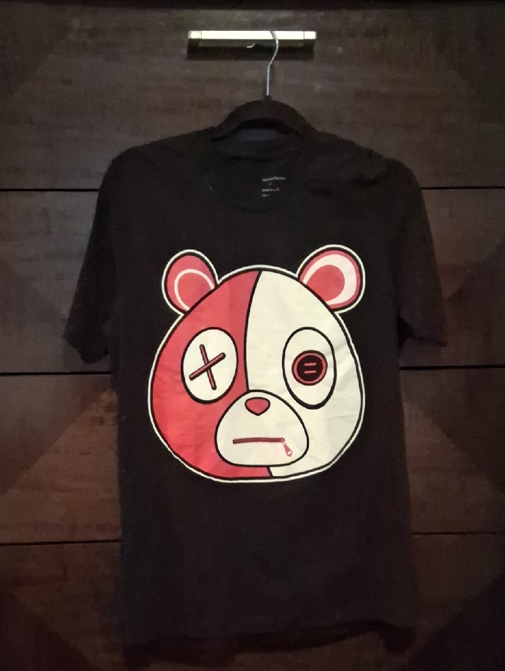 💎🖤💜 NWOT  Black Short-Sleeve Tee with Red & White Bear Graphic Large JUNIOR